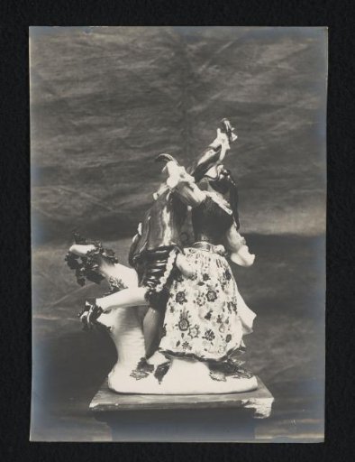 Sculpture of a couple during courtship