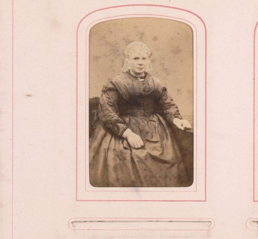Portrait of a woman in Frisian costume, designated as aunt Van Temmen