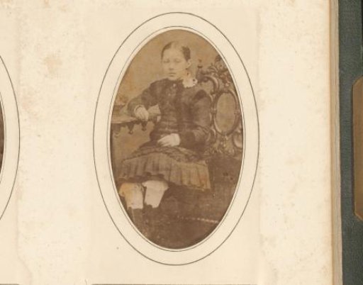Portrait of a sitting girl, designated as Grietje Welt