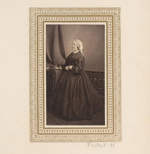 Portrait of a standing woman with a necklace
