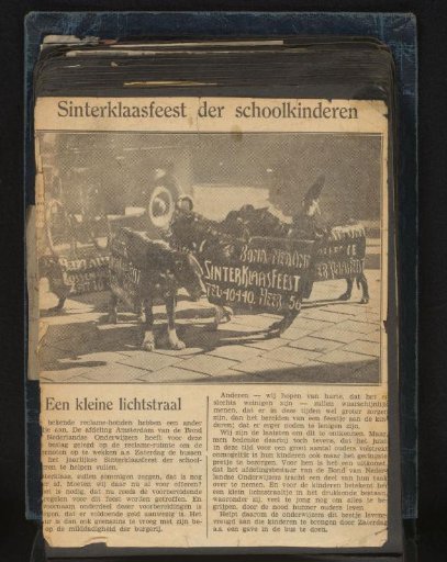 Dogs of the Poppendokter with advertisements for the Sinterklaas festival on their backs