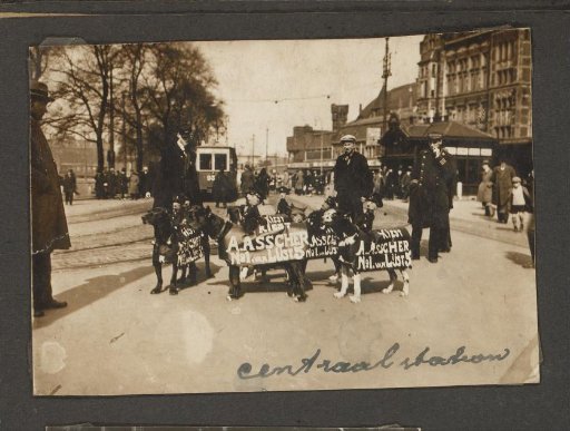 Dogs of the Puppet Doctor with advertising for the election of Asscher of list 5 at the central station