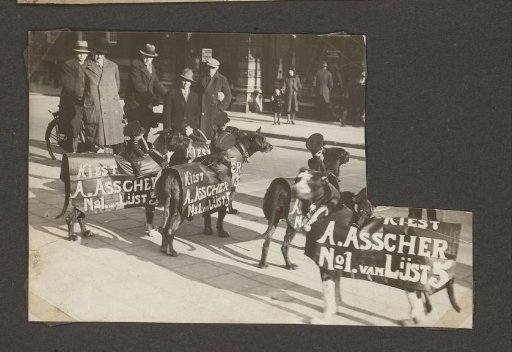 Dogs of the Puppet Doctor with advertising for the election of Asscher of list 5 on the street