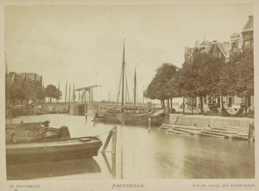 Waalseilandsgracht with houses on the Binnenkant to the right
