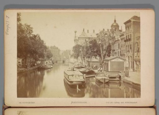 Ships at the Pijpenmarkt with the Royal Post Office on the left in the background and the Royal Palace on the right