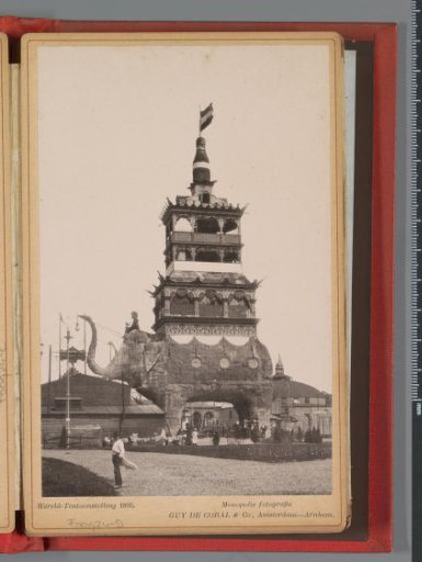 Wire and plaster construction in the shape of an elephant during the World Exhibition for the Hotel and Travel Industry on the Museumplein in 1895