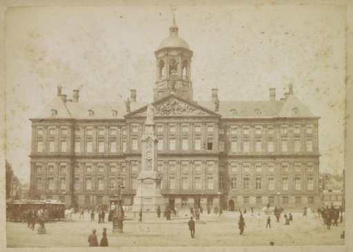 View of the Royal Palace on the Dam with 'Naatje' in front