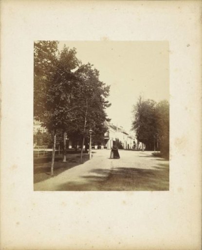 Woman and child on the Maliebaan in Utrecht