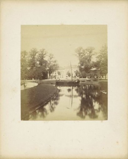 Singel with villas in Utrecht