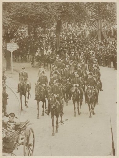 Royal escort on the Frederiksplein in Amsterdam during the arrival of Queen Wilhelmina