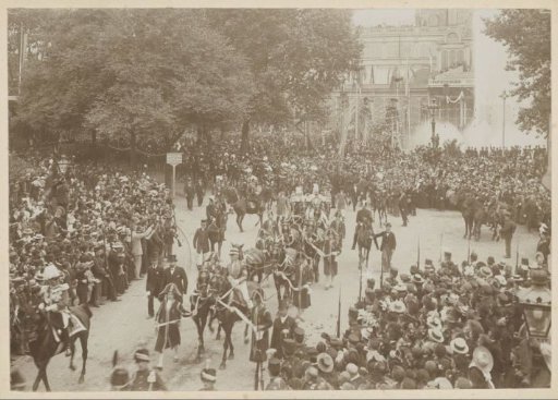 Frederiksplein in Amsterdam during the arrival of Queen Wilhelmina