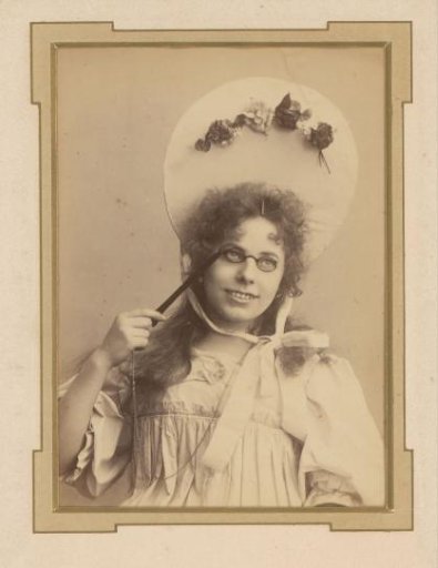 Portrait of a woman with a hat and spectacles