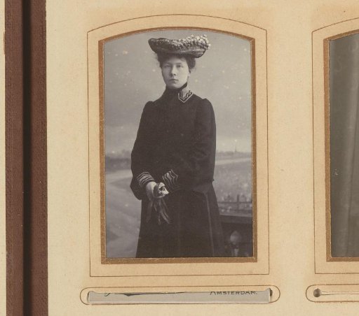 Portrait of a woman with a hat and gloves