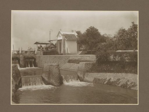 Sluices in the kali Konto at the Goedo sugar factory in Djombang, Java