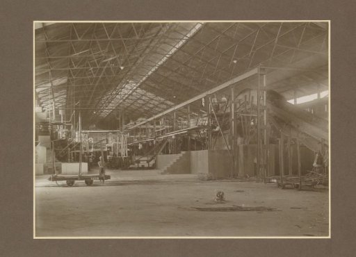 Sugar mills and workers in a hall of the Goedo sugar factory in Djombang, Java