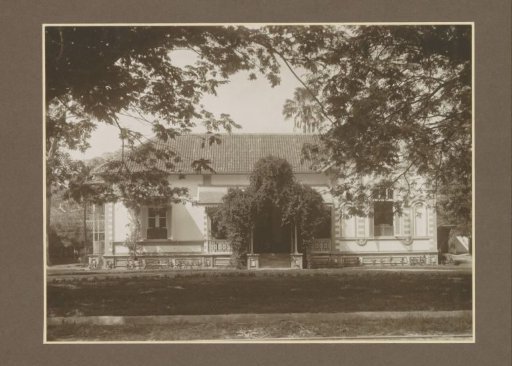 Exterior of an administrator's house of the Goedo sugar factory in Djombang, Java