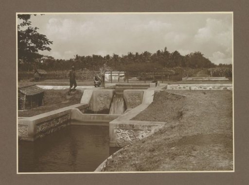 Men at a waterworks at the Ngandjoek sugar factory, Java