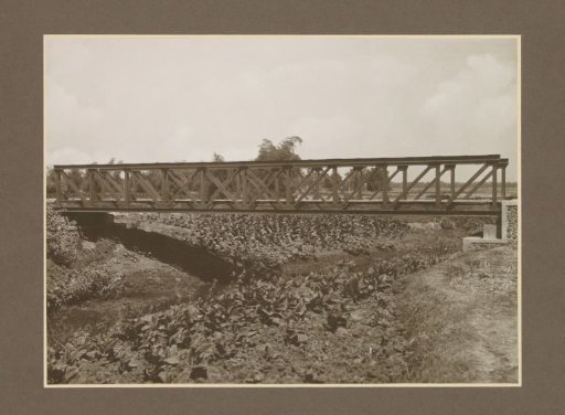 Bridge over the kali Konto at the Ngandjoek sugar factory, Java