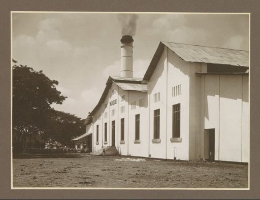 Front facade with inscription of the Ngandjoek sugar factory, Java
