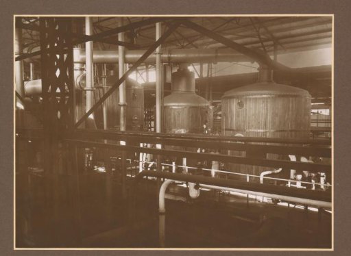 Hall with machines of the Ngandjoek sugar factory on Java