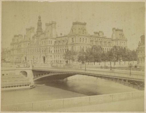 Hôtel de Ville in Paris, in the foreground the Pont d'Arcole