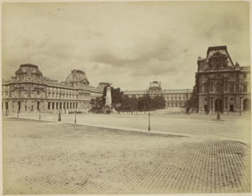 Cour Napoléon with the buildings of the Louvre around it and centrally the monument to Léon Gambetta