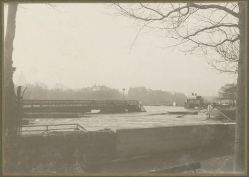 High water in the Seine in Paris, in the foreground a quay wall