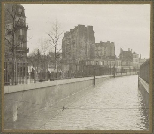 People viewing a flooded metro tunnel in Paris