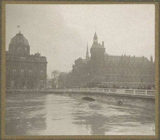 Very high water level in the Seine, buildings on the Île de la Cité in Paris in the background