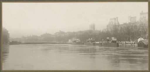 Very high water level in the Seine, buildings on the northern river bank in the background