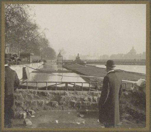 People viewing the high water level of the Seine during the flooding of Paris