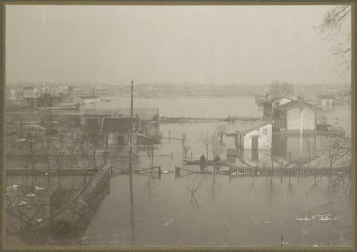 Panoramic view of a flooded suburb of Paris