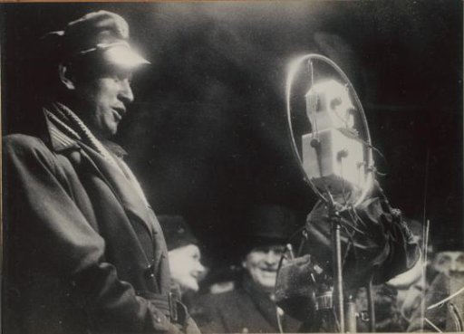 KLM captain Ivan Smirnoff in front of a microphone