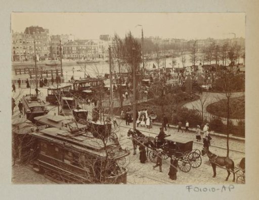 Trams, horse-drawn carriages and public on the Amsteldijk at the level of the Nieuwe Amstelbrug in Amsterdam