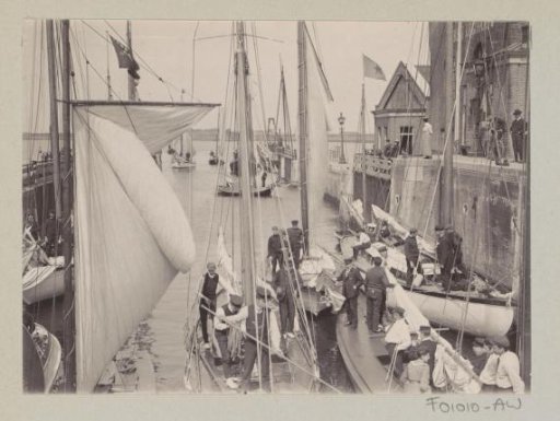 Sailing ships during lockage in a lock