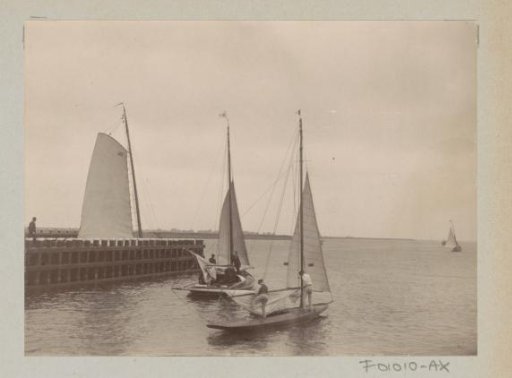 Sailing ships on the water near the Dukdalf lock