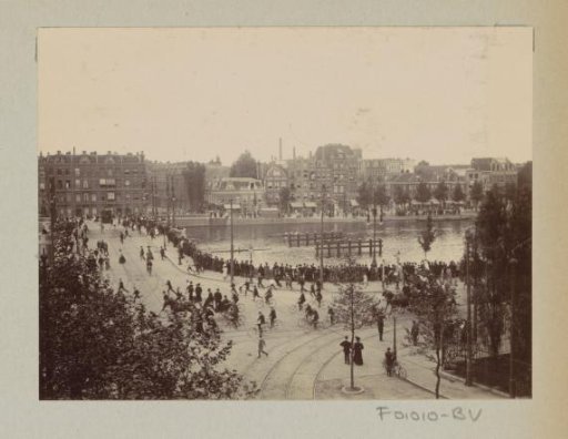 Crowd on the Nieuwe Amstelbrug, viewed towards Amsterdam-Oost