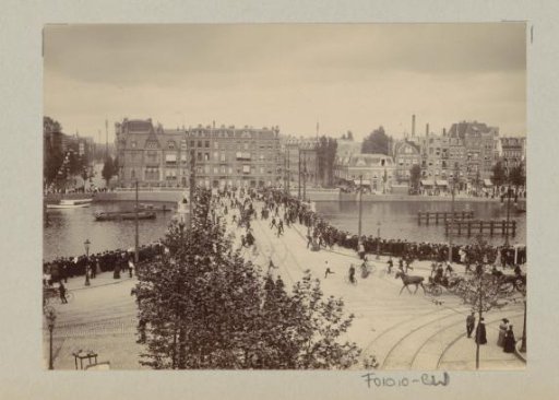 Crowd on the Nieuwe Amstelbrug, viewed towards Amsterdam-Oost