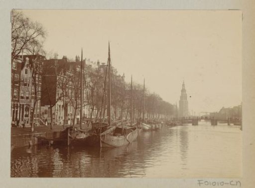 Oudeschans with the Montelbaanstoren on the horizon, viewed towards the north from the bridge in front of the Korte Koningsstraat