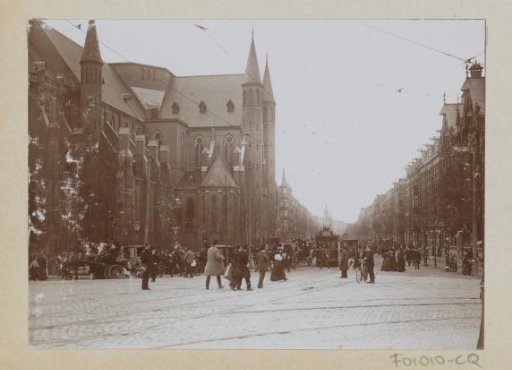 Pedestrians and trams on the Amsterdam Ceintuurbaan at the level of the Sint Willibrorduskerk