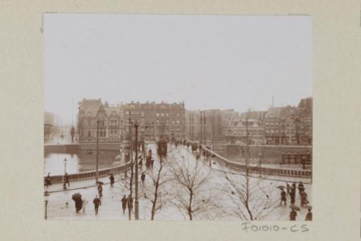 Nieuwe Amstelbrug in the rain, viewed towards Amsterdam-Oost