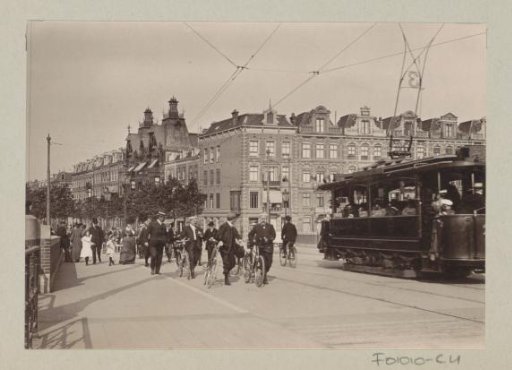 Tram 3 and pedestrians on the Nieuwe Amstelbrug, viewed towards the Ceintuurbaan
