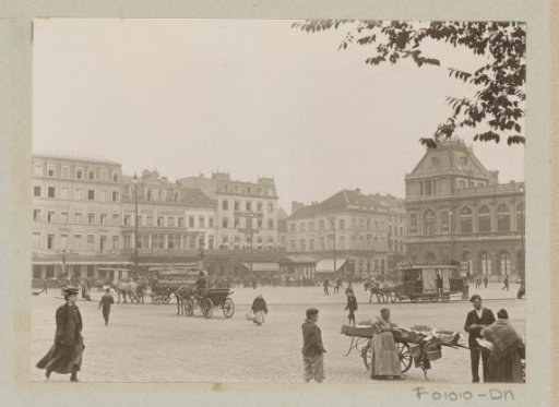 Rogier Square in Brussels: buildings, passers-by, horse-drawn carriages and a mussel seller