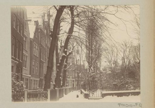 Houses on the Begijnhof in Amsterdam in the snow