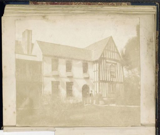 People in front of a country house, probably in Great Britain