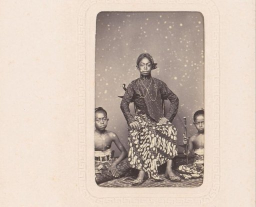 Portrait of a presumed attendant of Hamengkoeboewono VI with two children