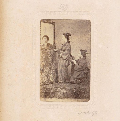 Portrait of Japanese women before the mirror
