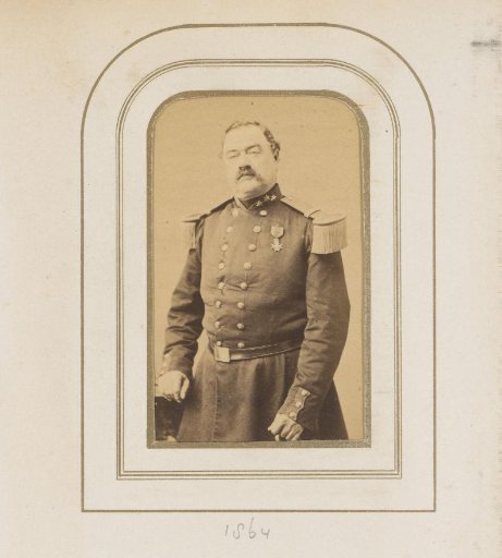 Portret van een man met snor in uniform