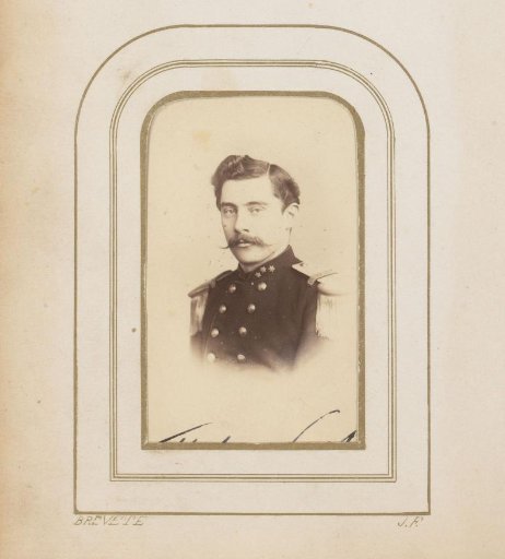 Portret van een man met snor in uniform