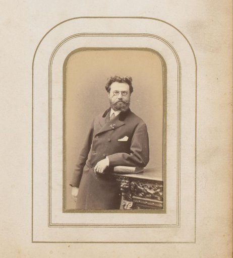 Portrait of a man with spectacles and a beard
